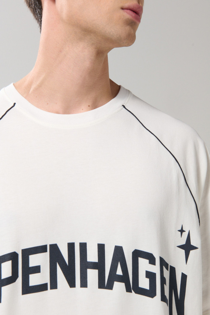 Camiseta crema college oversize con manga ranglan corta