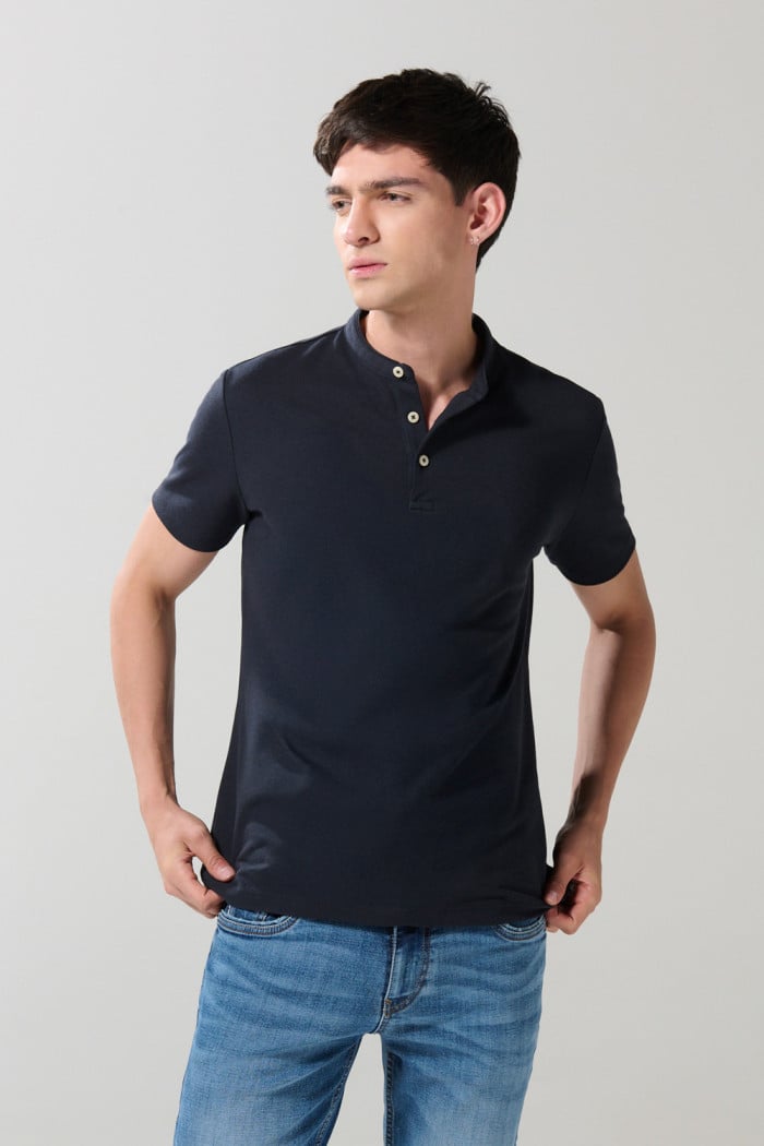 Camiseta azul intensa tipo polo con cuello nerú