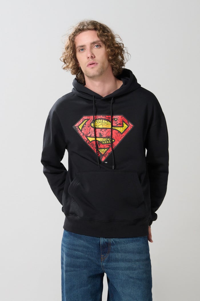 Buzo oversize negro con capota y diseño de Superman