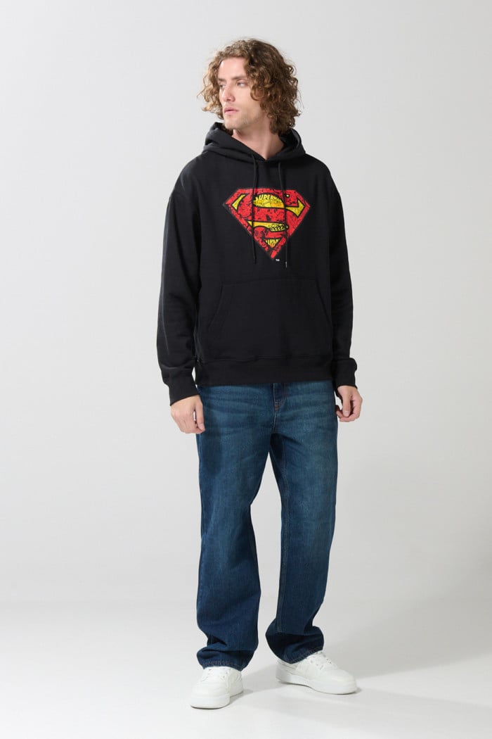 Buzo oversize negro con capota y diseño de Superman