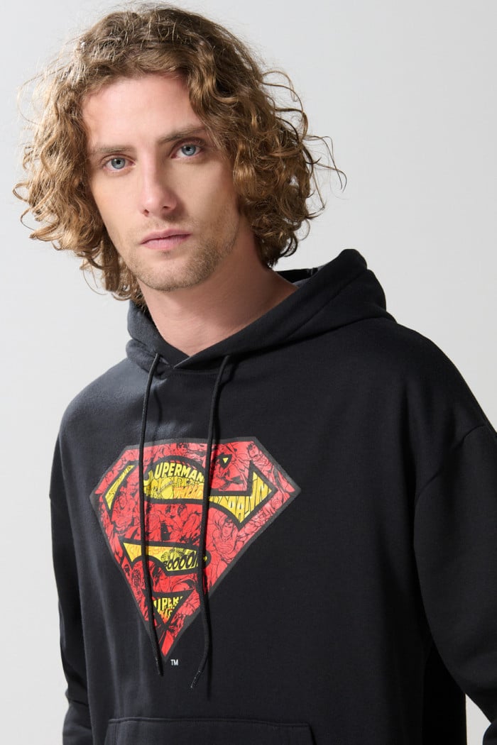 Buzo oversize negro con capota y diseño de Superman