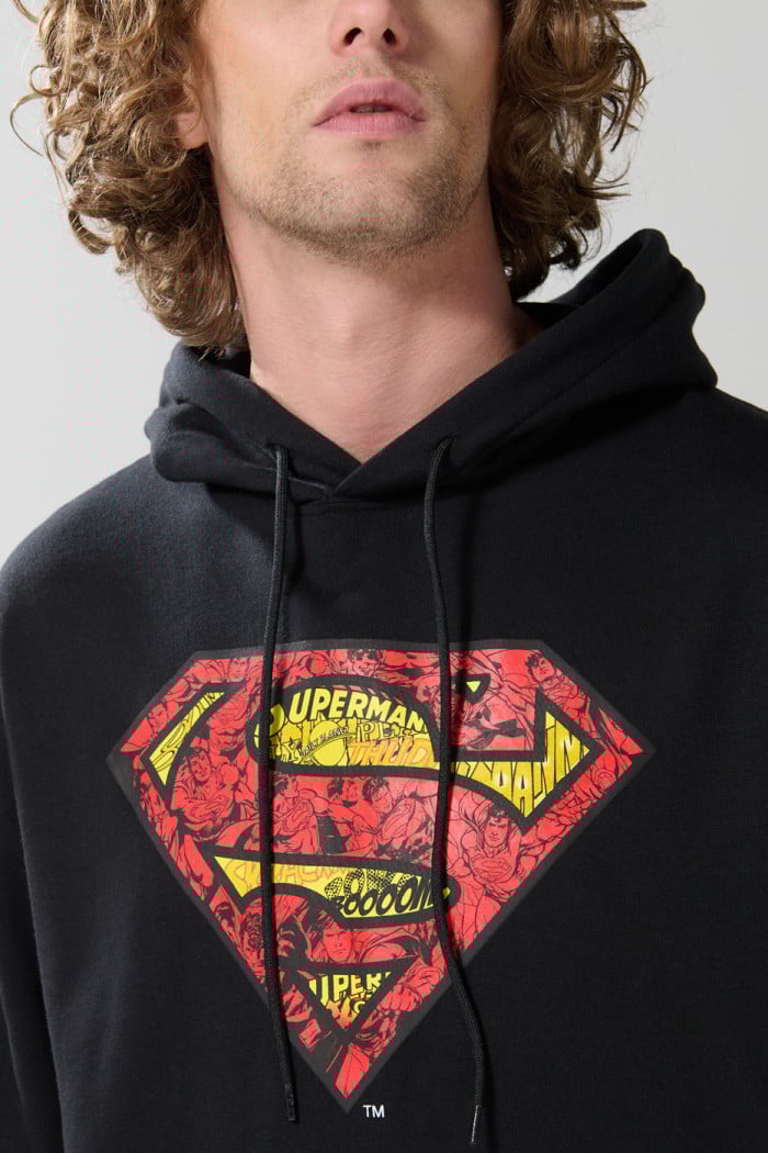 Buzo oversize negro con capota y diseño de Superman
