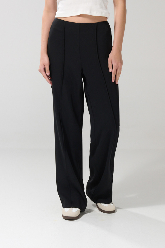 Pantalón negro tipo palazzo tiro alto con bota recta