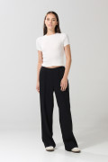 Pantalón negro tipo palazzo tiro alto con bota recta