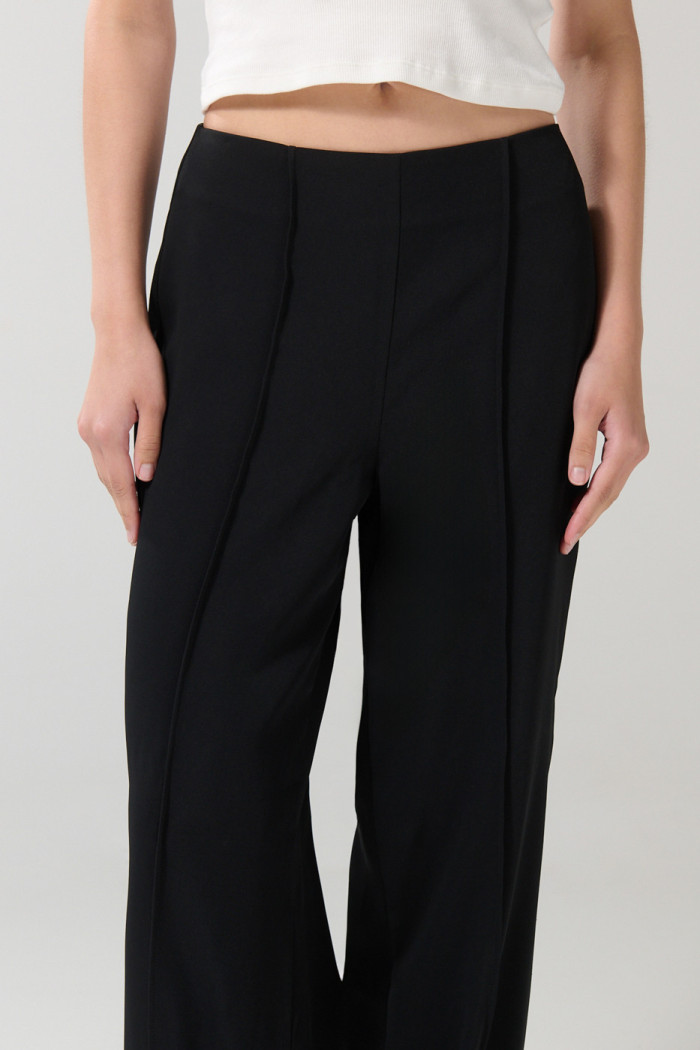 Pantalón negro tipo palazzo tiro alto con bota recta