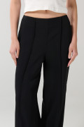Pantalón negro tipo palazzo tiro alto con bota recta