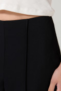 Pantalón negro tipo palazzo tiro alto con bota recta