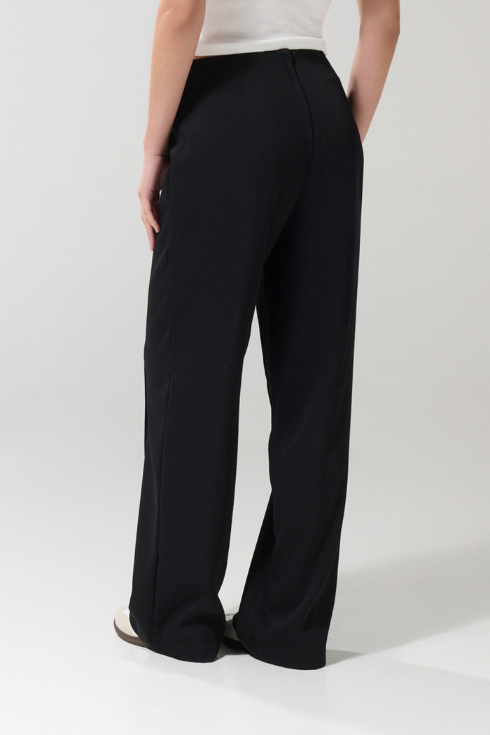 Pantalón negro tipo palazzo tiro alto con bota recta