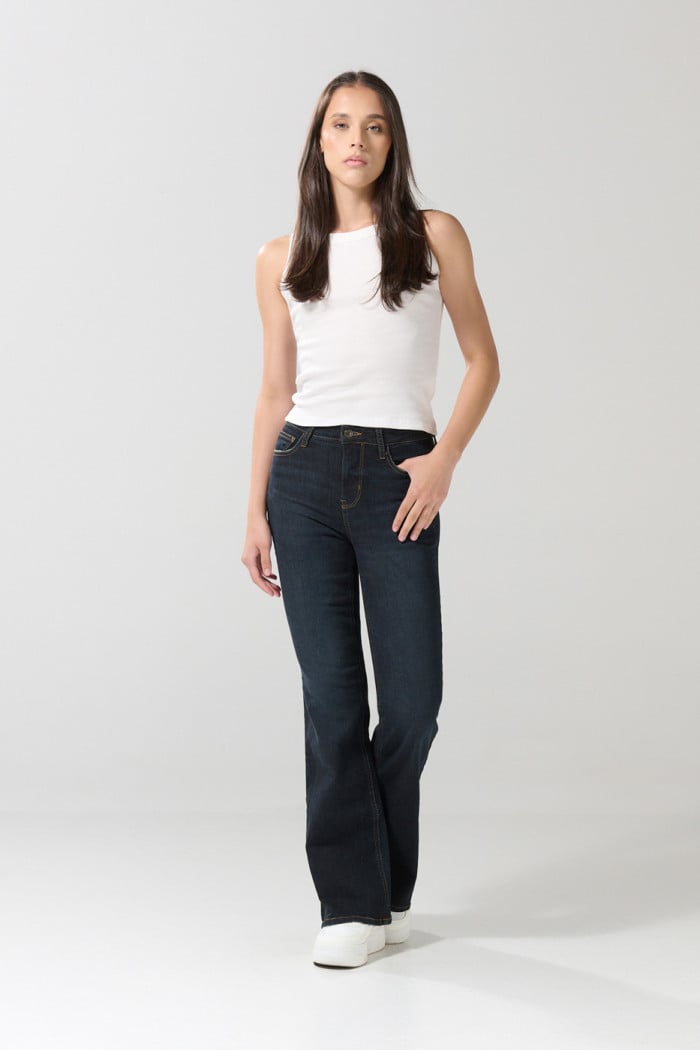 Jean flare azul intenso tiro alto con bota ancha y bolsillos