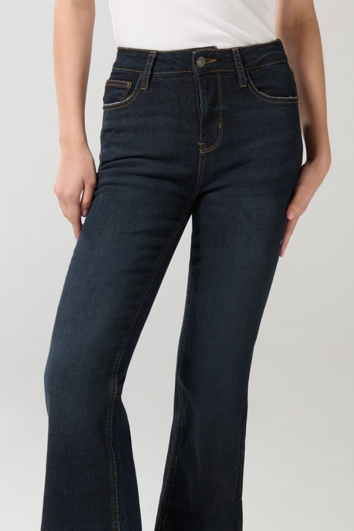 Jean flare azul intenso tiro alto con bota ancha y bolsillos
