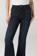 Jean flare azul intenso tiro alto con bota ancha y bolsillos