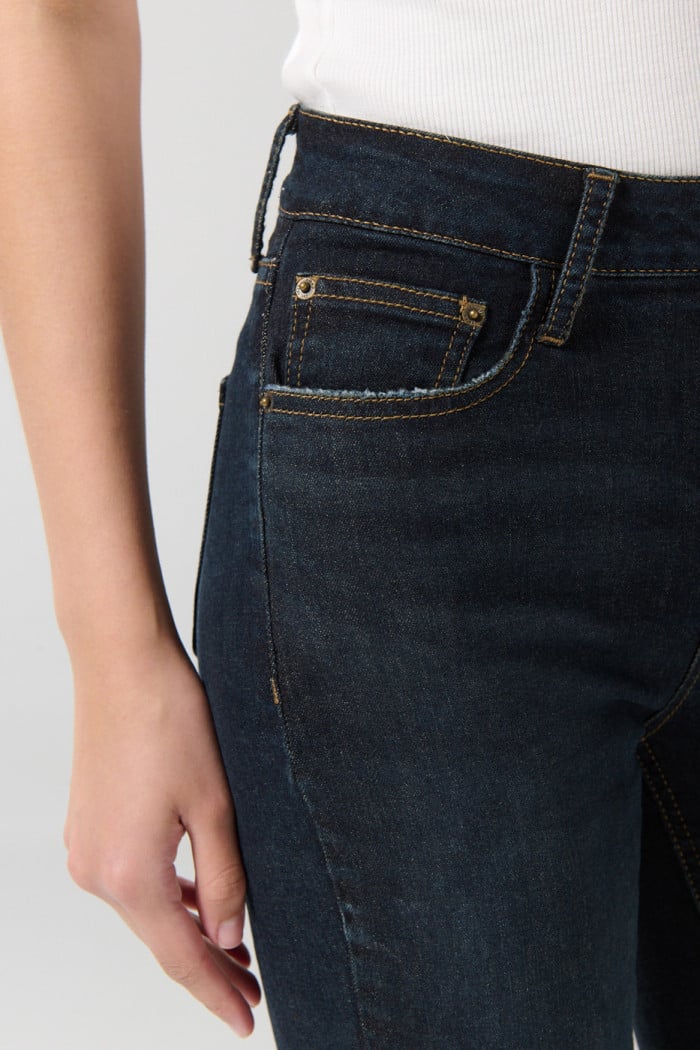 Jean flare azul intenso tiro alto con bota ancha y bolsillos