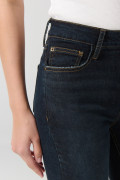 Jean flare azul intenso tiro alto con bota ancha y bolsillos