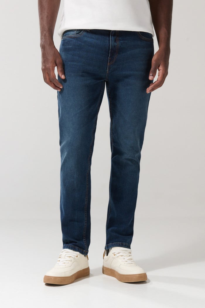 Jean tiro bajo straight leg azul con bota recta y desgastes