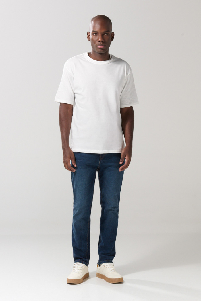 Jean tiro bajo straight leg azul con bota recta y desgastes