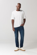 Jean tiro bajo straight leg azul con bota recta y desgastes