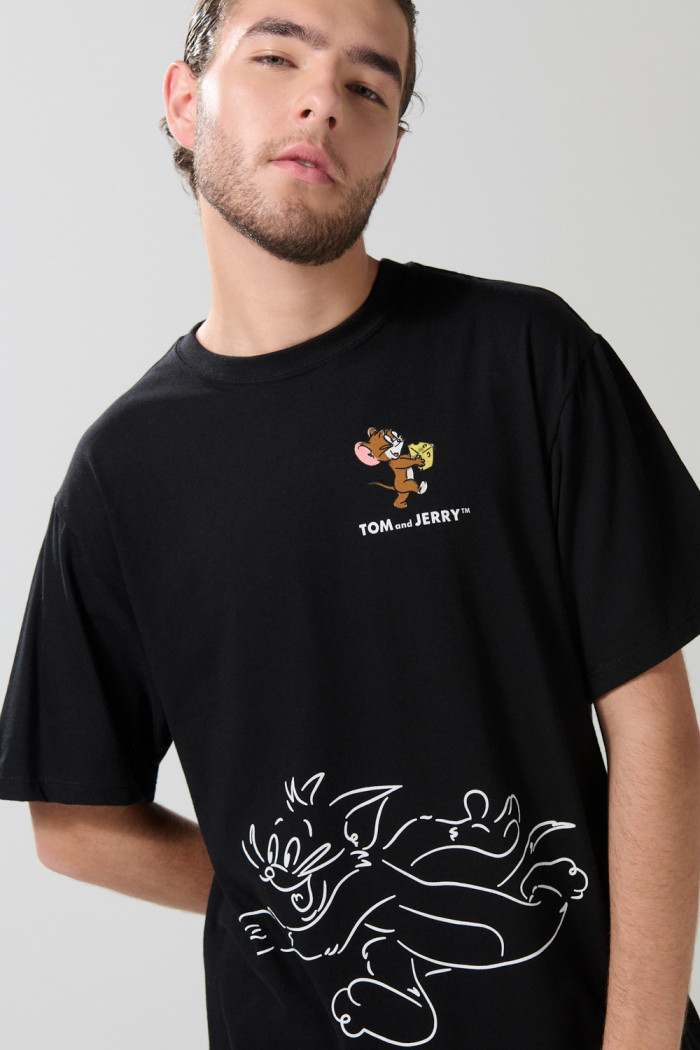 Camiseta cuello redondo negra con arte de Tom y Jerry