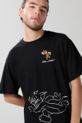 Camiseta cuello redondo negra con arte de Tom y Jerry