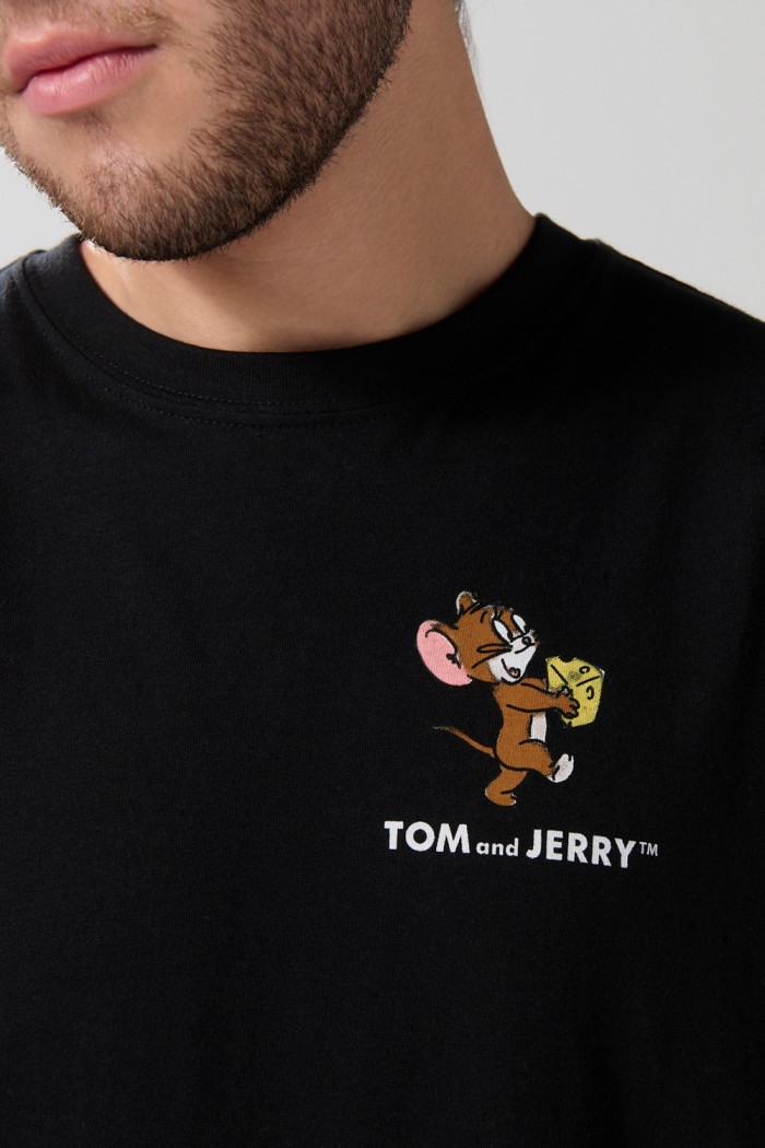 Camiseta cuello redondo negra con arte de Tom y Jerry