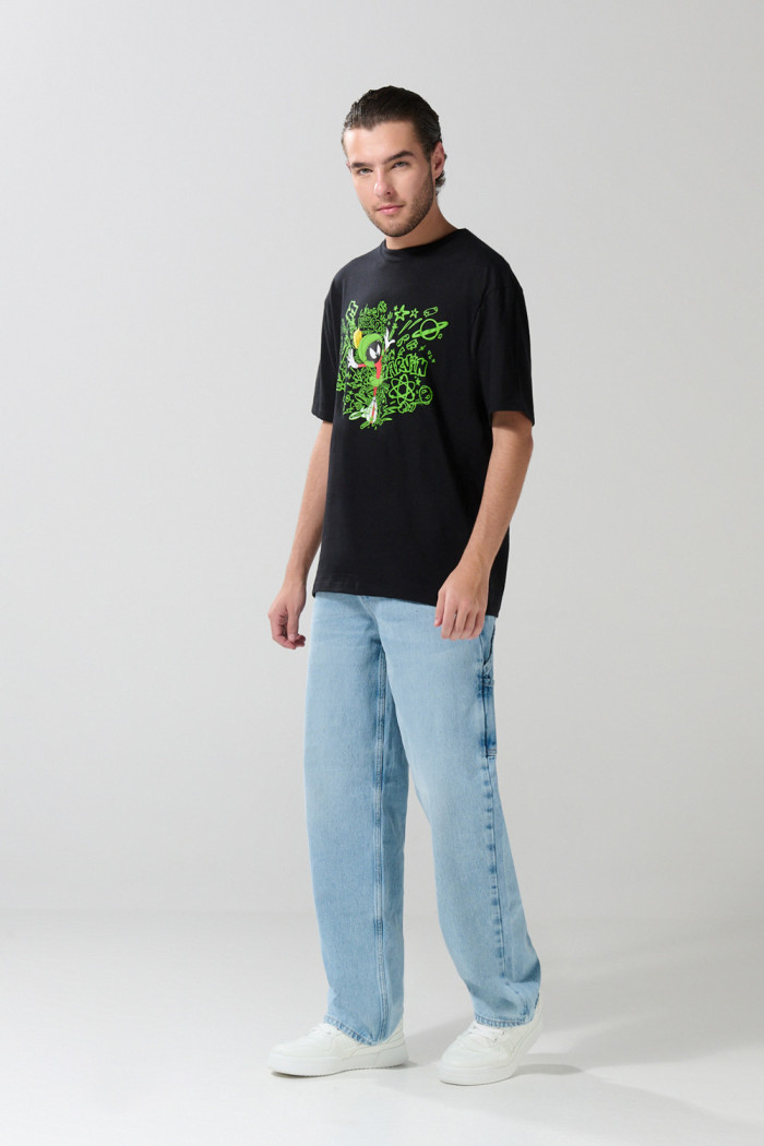 Camiseta negra con arte de Looney Tunes y manga corta