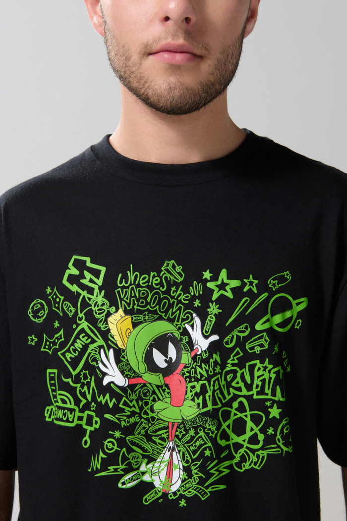 Camiseta negra con arte de Looney Tunes y manga corta
