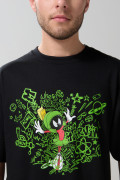 Camiseta negra con arte de Looney Tunes y manga corta
