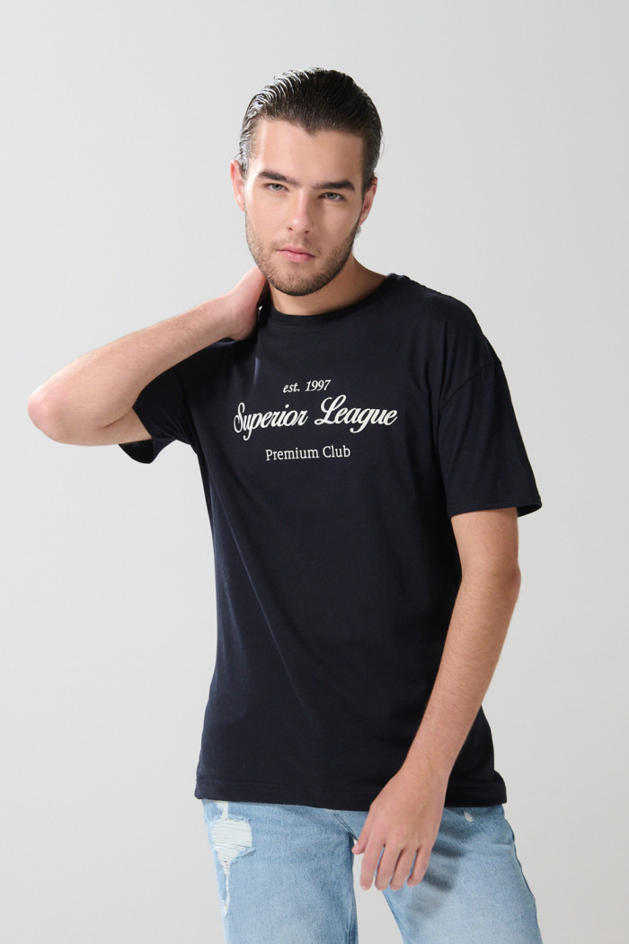 Camiseta azul intensa con manga corta y arte college