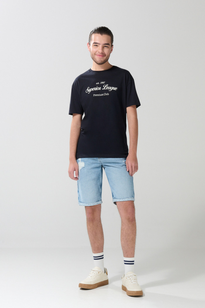 Camiseta azul intensa con manga corta y arte college