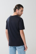 Camiseta azul intensa con manga corta y arte college