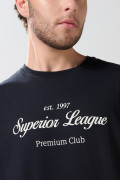 Camiseta azul intensa con manga corta y arte college