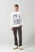 Buzo crema claro cuello redondo con arte de Looney Tunes