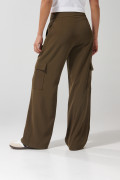 Pantalón cargo verde oscuro con tiro alto y bota recta