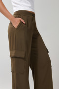 Pantalón cargo verde oscuro con tiro alto y bota recta