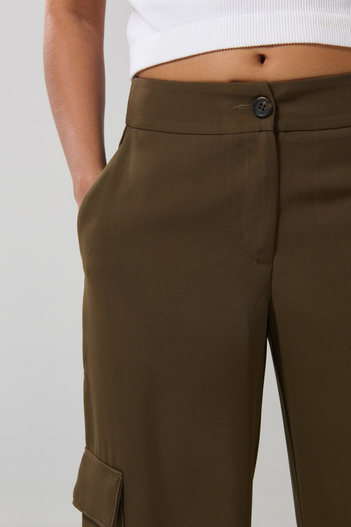 Pantalón cargo verde oscuro con tiro alto y bota recta