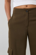 Pantalón cargo verde oscuro con tiro alto y bota recta
