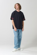 Camiseta oversize azul con arte college y cuello redondo