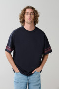 Camiseta oversize azul con arte college y cuello redondo
