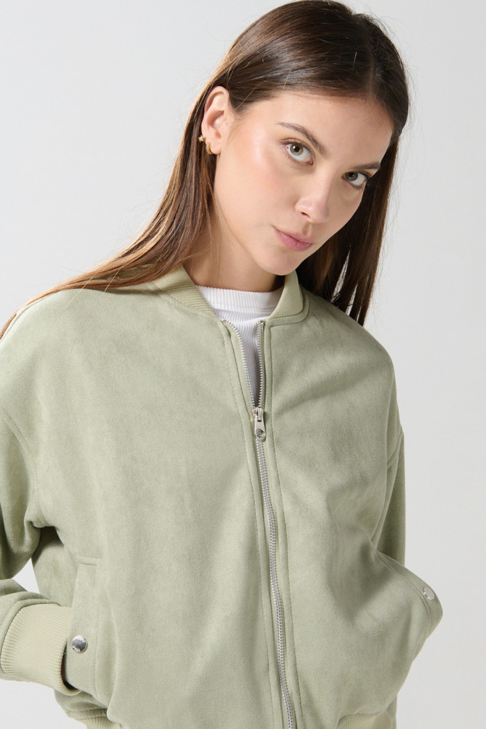 Chaqueta unicolor bomber liviana con cremallera