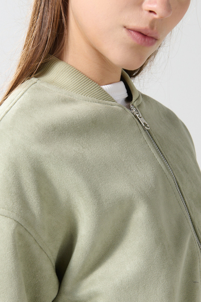 Chaqueta unicolor bomber liviana con cremallera
