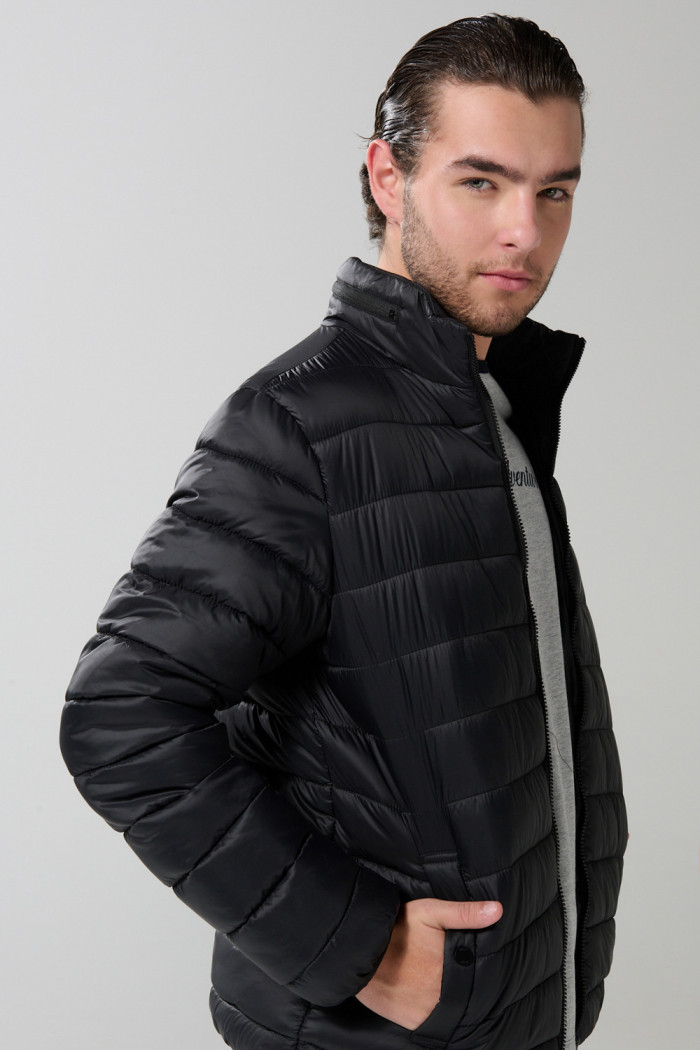 Chaqueta acolchada cuello alto unicolor con cremallera