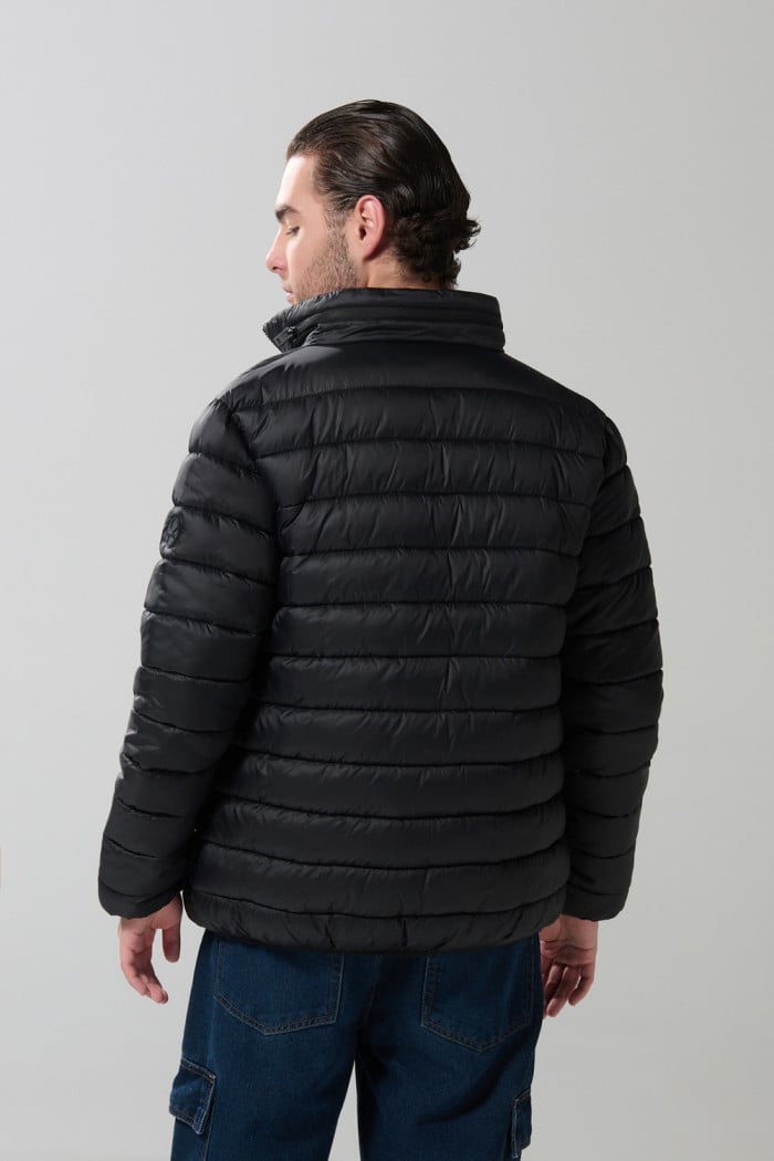Chaqueta acolchada cuello alto unicolor con cremallera