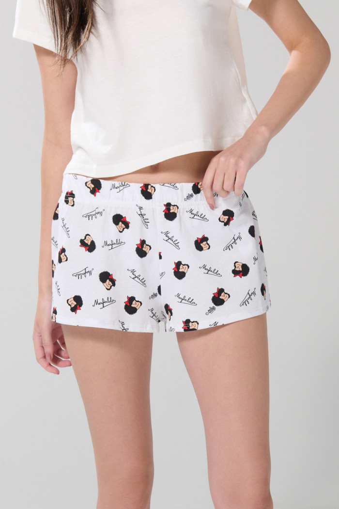 Short tiro medio crema claro con estampado de Mafalda