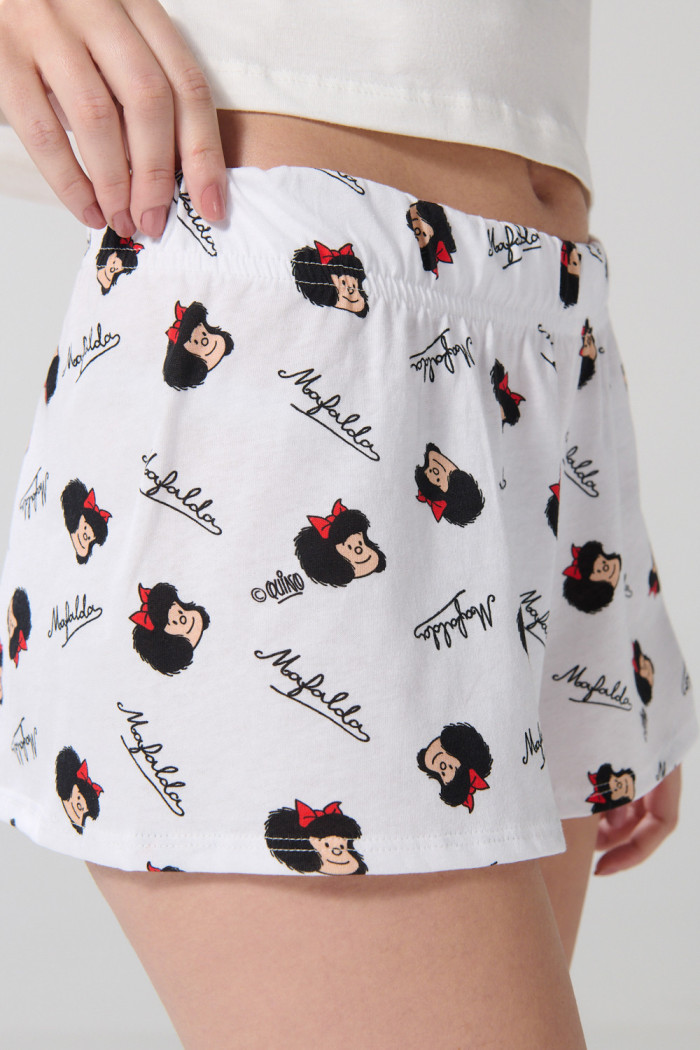 Short tiro medio crema claro con estampado de Mafalda