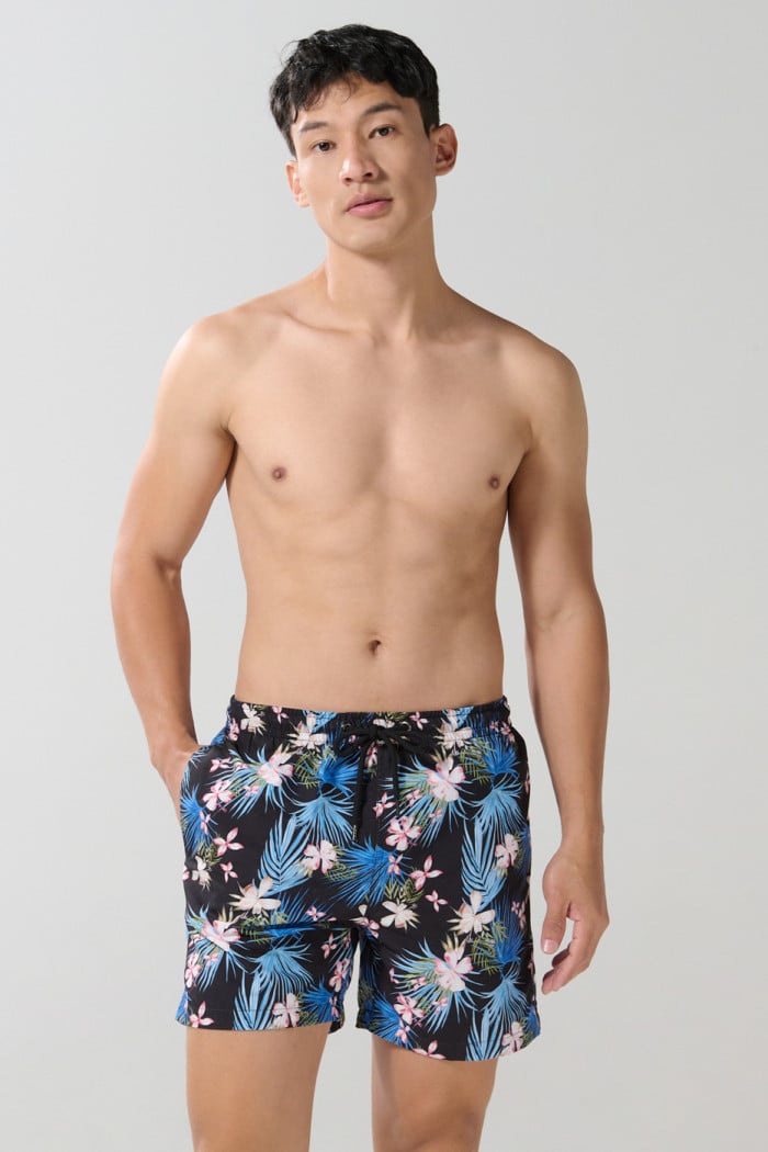 Bermuda negra playera con estampados y tiro bajo