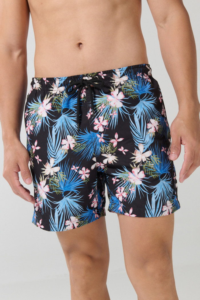 Bermuda negra playera con estampados y tiro bajo