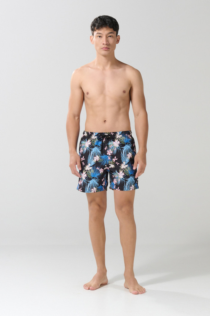 Bermuda negra playera con estampados y tiro bajo
