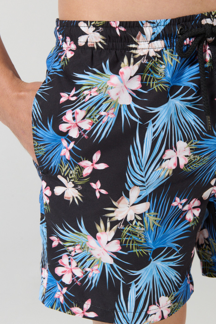Bermuda negra playera con estampados y tiro bajo