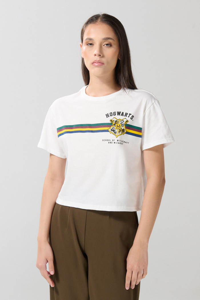 Camiseta crop top crema con arte de Harry Potter en frente