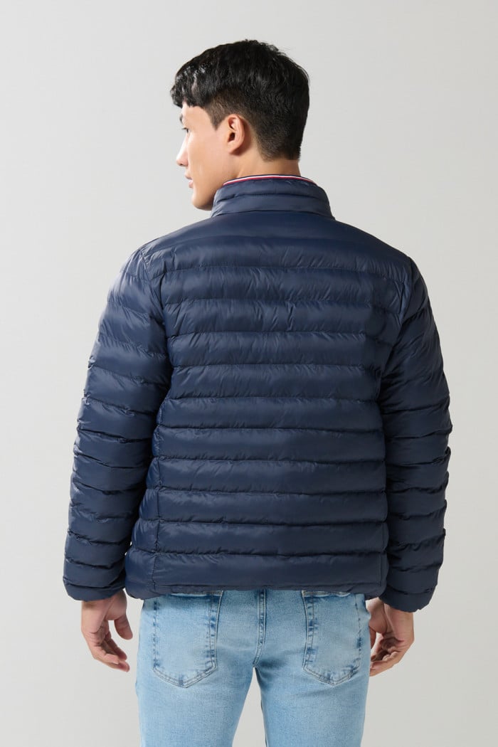Chaqueta cuello alto unicolor acolchada con cremallera