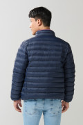 Chaqueta cuello alto unicolor acolchada con cremallera